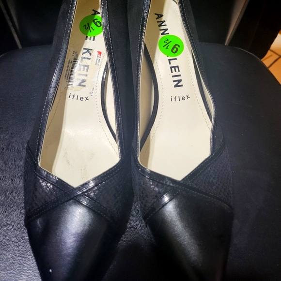 Anne Klein Shoes - Anne Klein iflex kitten heeledBlack suede and leather  👠.Size 9.5